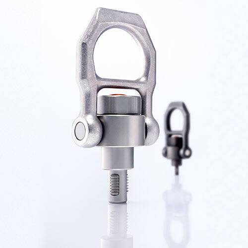 Threaded lifting pin with rotatable shackle